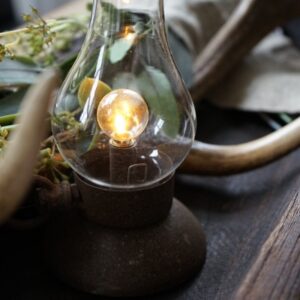 Led lantaarn op batterij. 19 cm hoog.