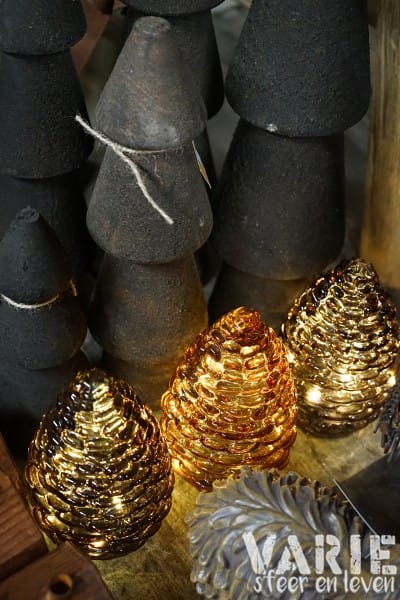 Dennenappel met verlichting – Amber & Donkerbruin | Countryfield - Afbeelding 2