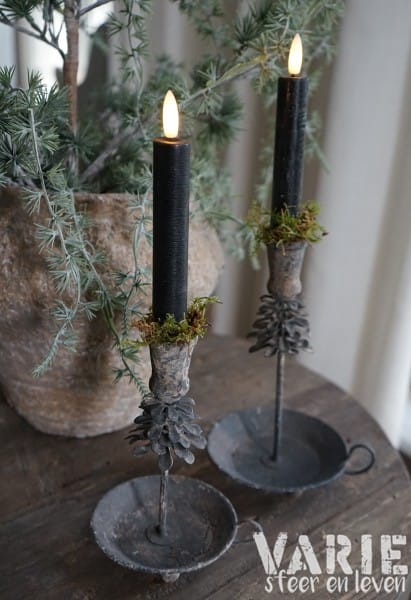 Sobere kandelaar met dennenappel – oude patina look leverbaar in 2 maten. - Afbeelding 6