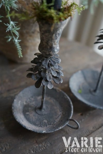 Sobere kandelaar met dennenappel – oude patina look leverbaar in 2 maten. - Afbeelding 3