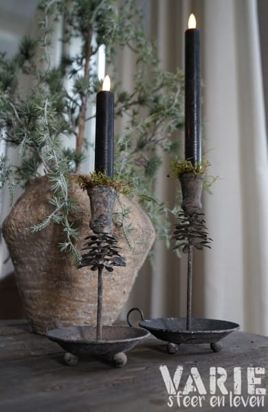 Sobere kandelaar met dennenappel – oude patina look leverbaar in 2 maten. - Afbeelding 2