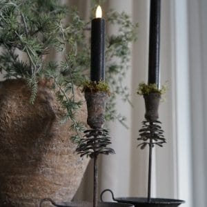 Sobere kandelaar met dennenappel – oude patina look leverbaar in 2 maten.