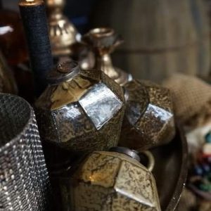 Glazen kerstballen in warme bruintinten