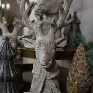 Decoratief hert met sjaal – verweerd grijs/bruin – 2 maten 🤎