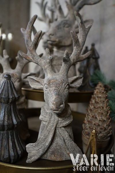 Decoratief hert met sjaal โ verweerd grijs/bruin โ 2 maten ๐ค