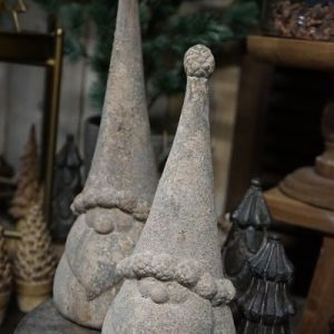 Decoratieve gnoom met hoge muts – verweerd grijs/bruin – 2 maten 🤎