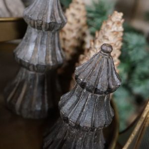 Houten decoratieboompje met streepmotief – 2 maten 🤎🌲