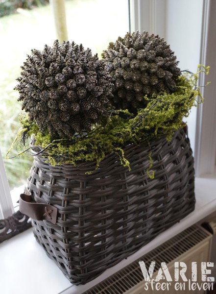 Kunst decoratiebol met dennenappeltjes – 2 maten 🤎 - Afbeelding 2
